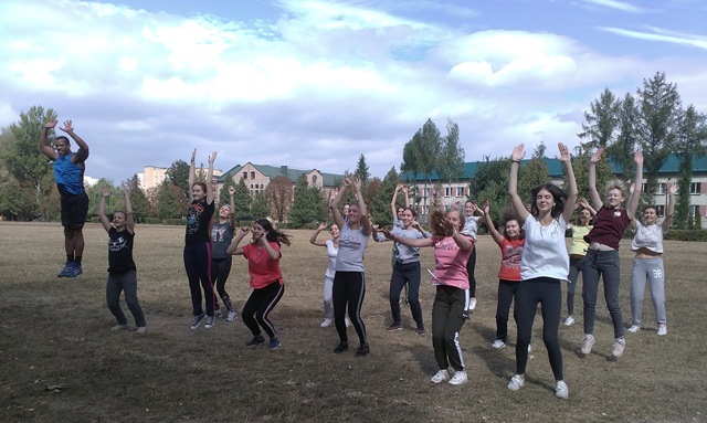 учасники флешмобу з факультету іноземних мов